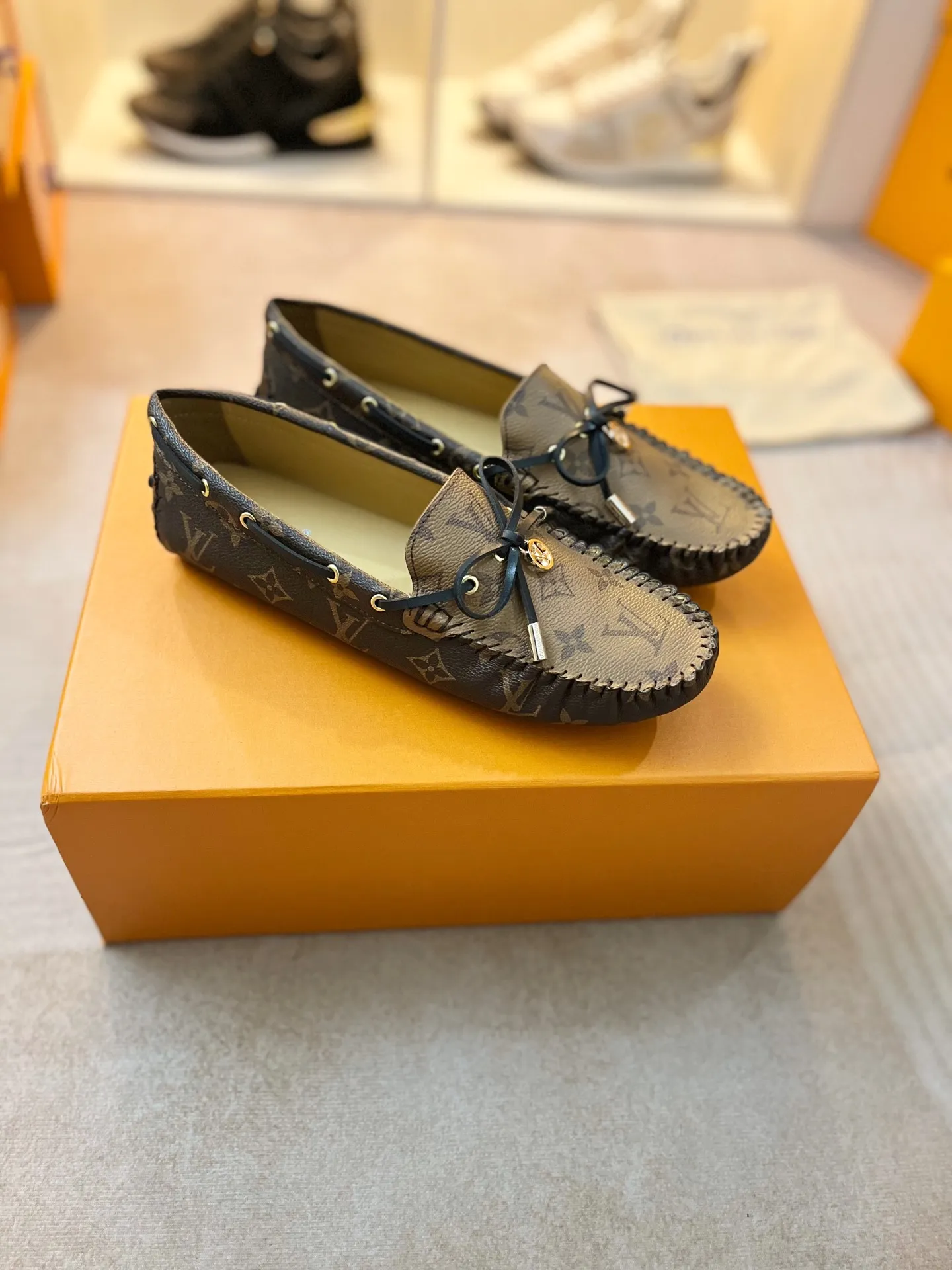 p460💰Couple model❤️🇫🇷 𝙇𝙤𝙪𝙞𝙨 𝙑𝙪𝙞𝙩𝙩𝙤𝙣 🇫🇷Louis Vuitton 2023 Classic𝓛𝓿 𝓣𝓻𝓪𝓲𝓷𝓮𝓻 Sports Series ➪➪➪¯ [Arizona Doudou Shoes Series] ▪️▪️▪️Arizona slip-on shoes are made of Monogram Eclipse canvas. Its hand-painted and dyed edges and hand-sewn uppers fully demonstrate Louis Vuitton's traditional shoemaking craftsmanship. This slip-on shoe is very lightweight. The integrated tongue and upper make it particularly comfortable and flexible. The soft outsole is equipped with rubber padding. Decorated with matching sash. Detailed features: ☑️Monogram Eclipse canvas ☑️Black Eclipse pattern ☑️Hand-painted shoe edges ☑️Hand-sewn uppers (each pair takes time to process) ☑️Integrated tongue and upper construction ☑️Outsole equipped with rubber lining ☑️size: 35_46